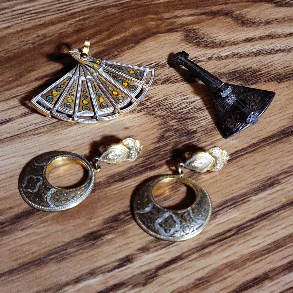 Damascene earrings, fan and instrument